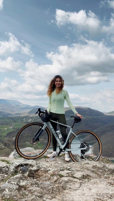 Diana with her gravel bike in the mountains